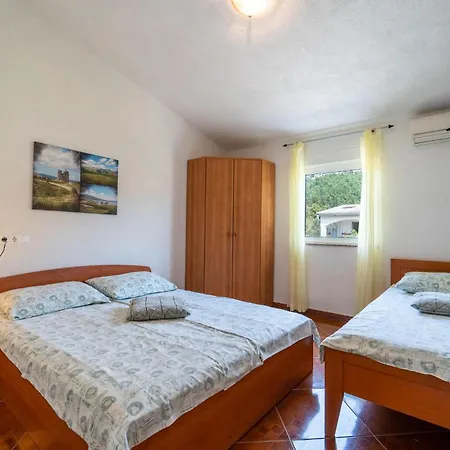 Stunning In Apartment Starigrad Paklenica