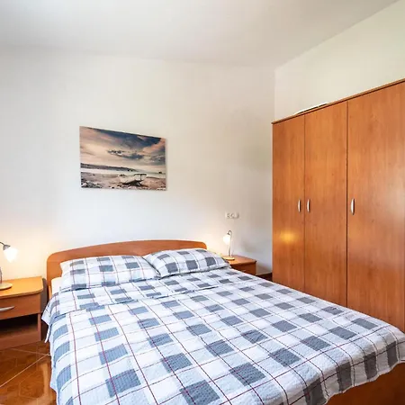 Apartment Stunning In Starigrad Paklenica